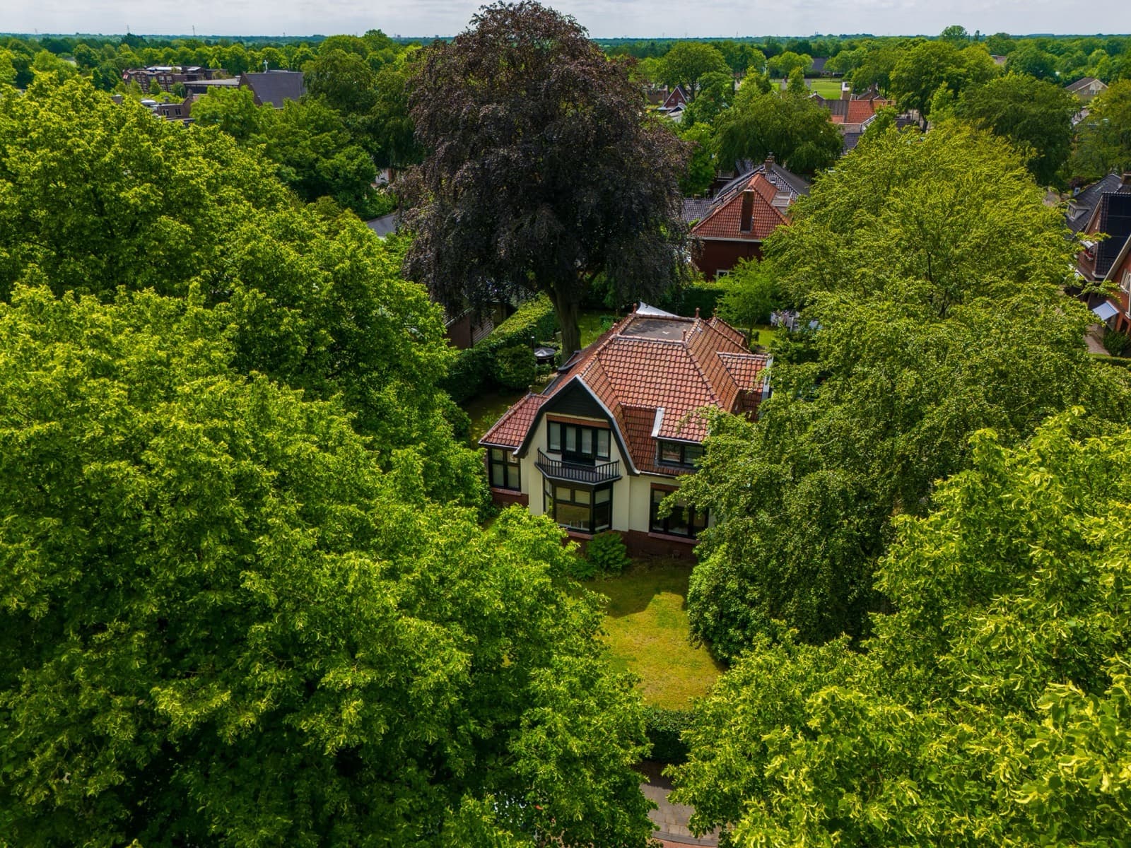 Vrijstaande villa tussen hoge bomen