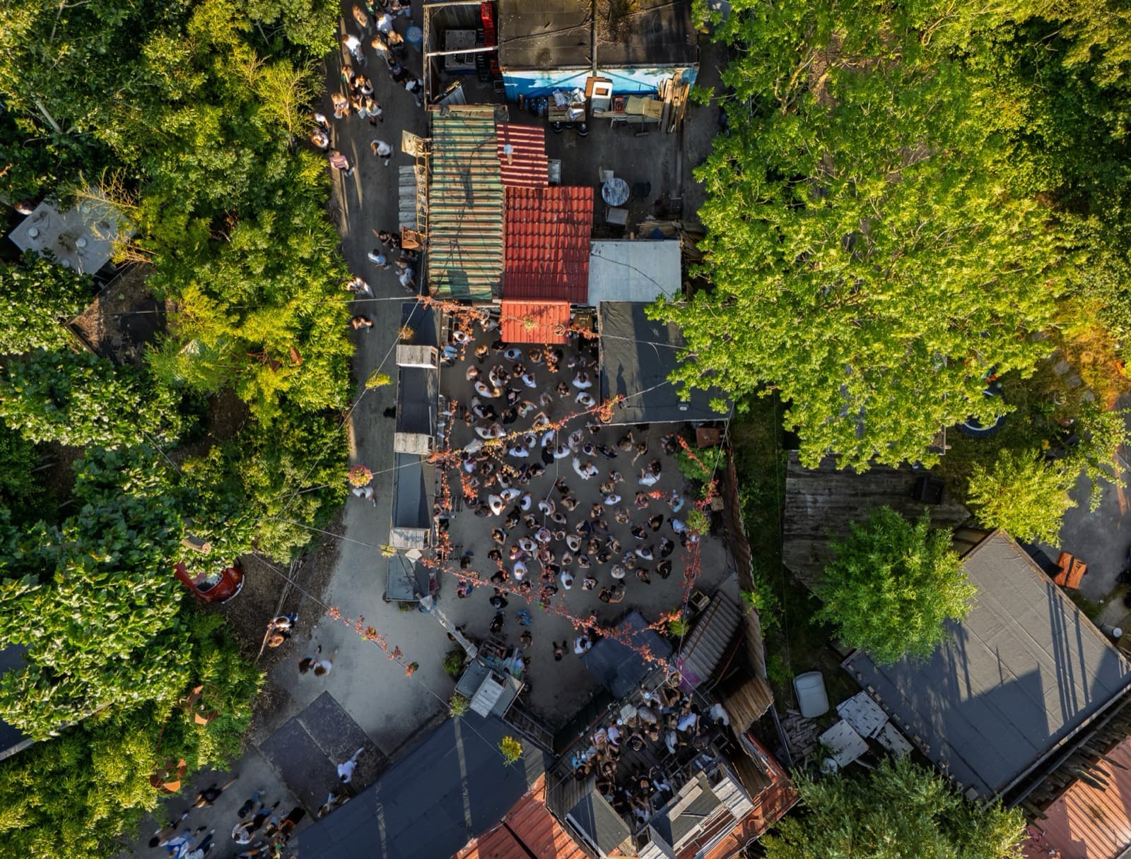 Publiek op een festivalplein, recht van boven gefotografeerd