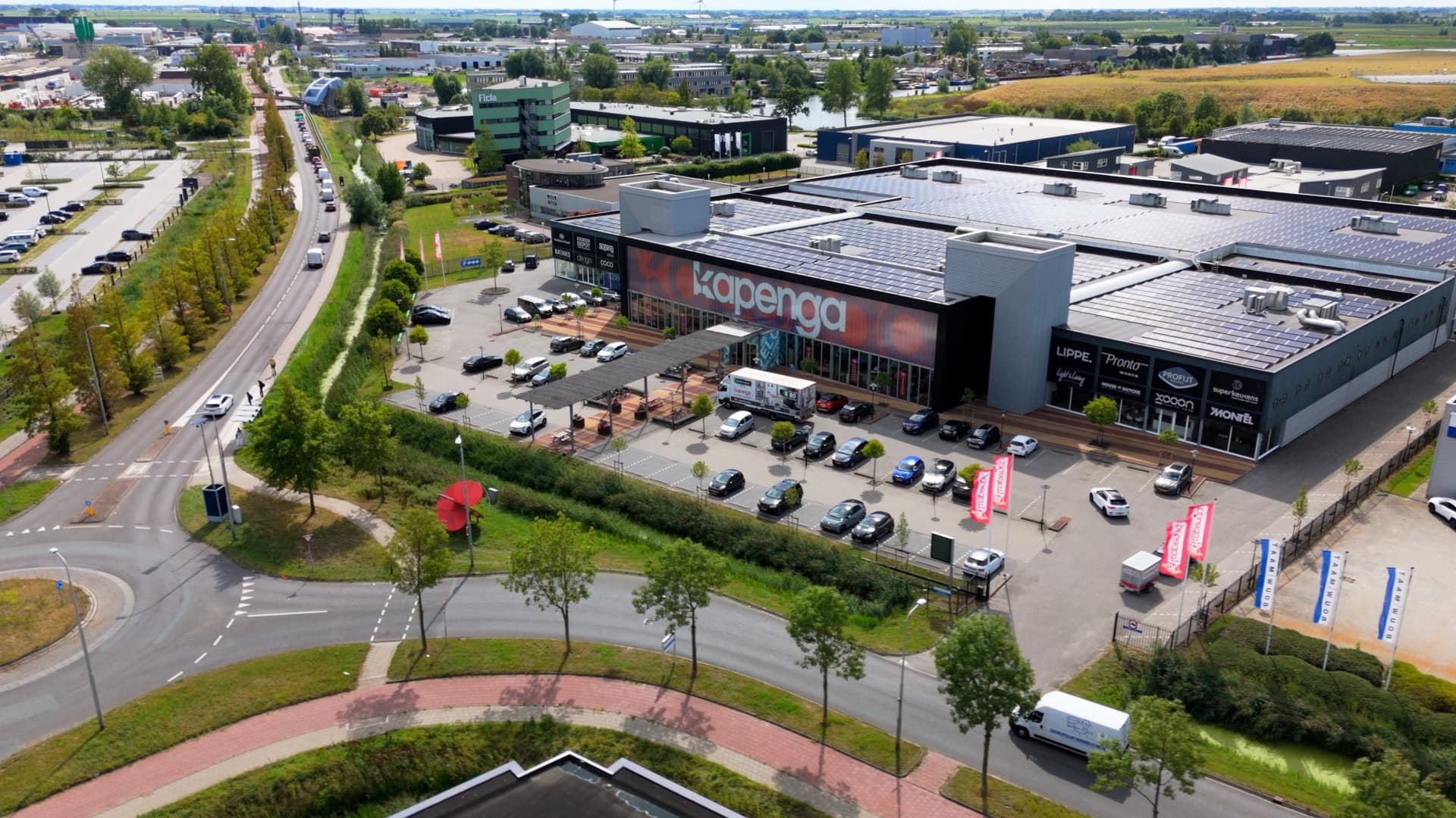 Luchtbeeld van de Kapenga-winkel met parkeerplaats