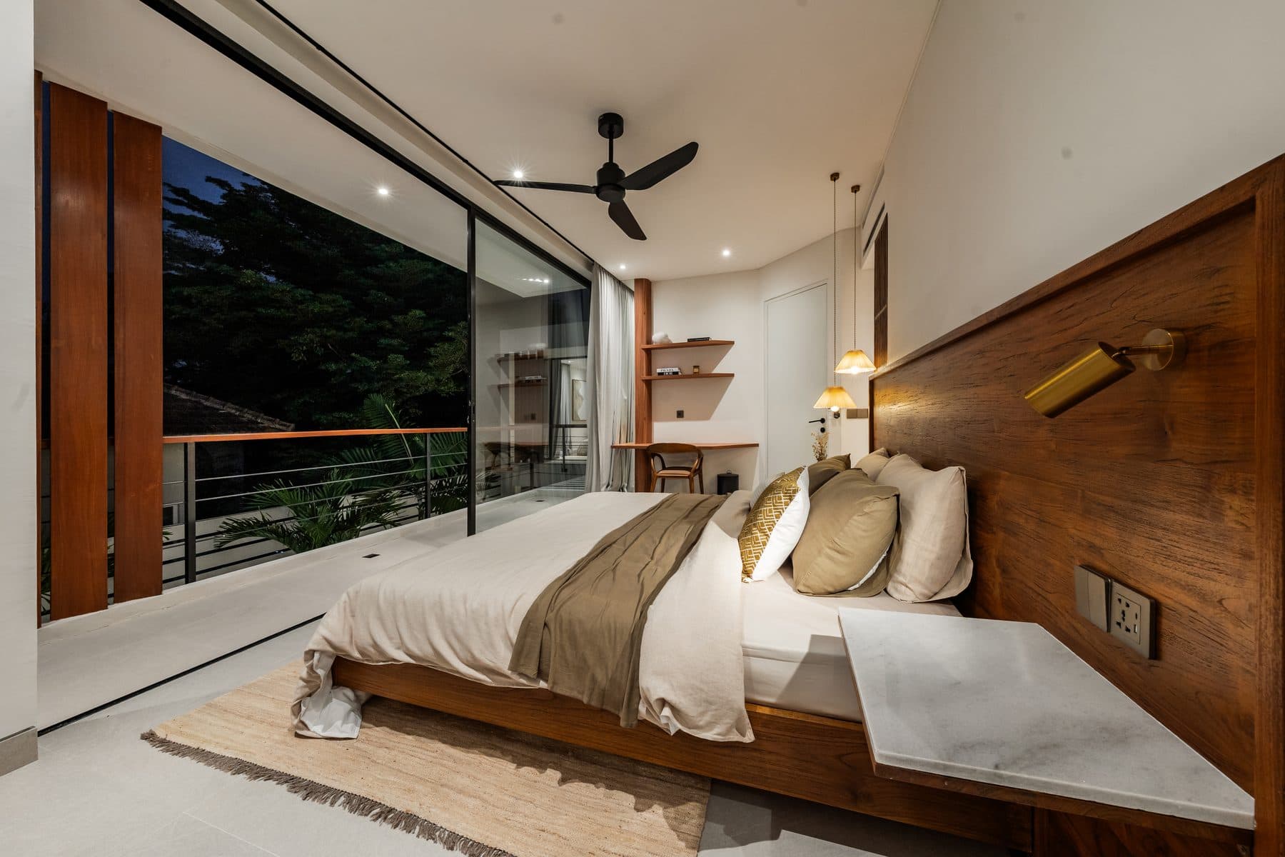 Hoofdslaapkamer met balkon in de avond