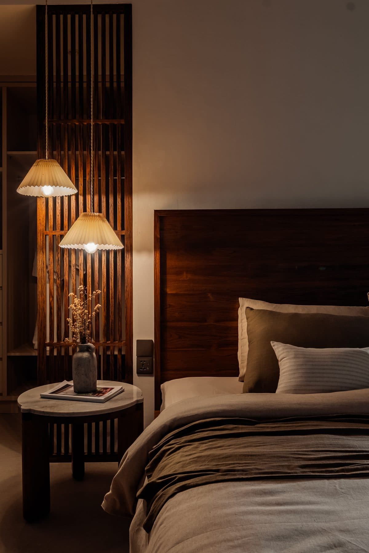 Sfeervol verlicht bed in de hoofdslaapkamer