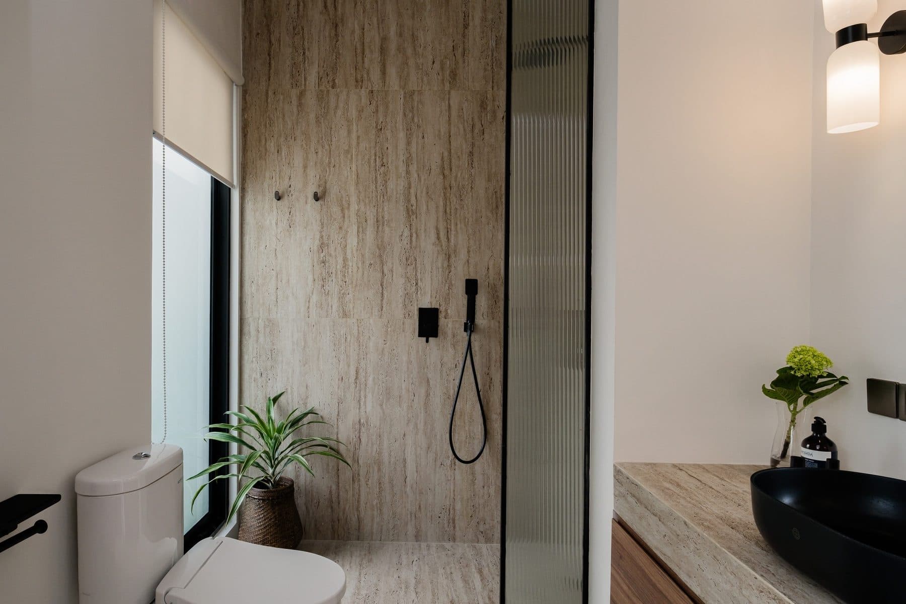 Badkamer met houten wand en inloopdouche