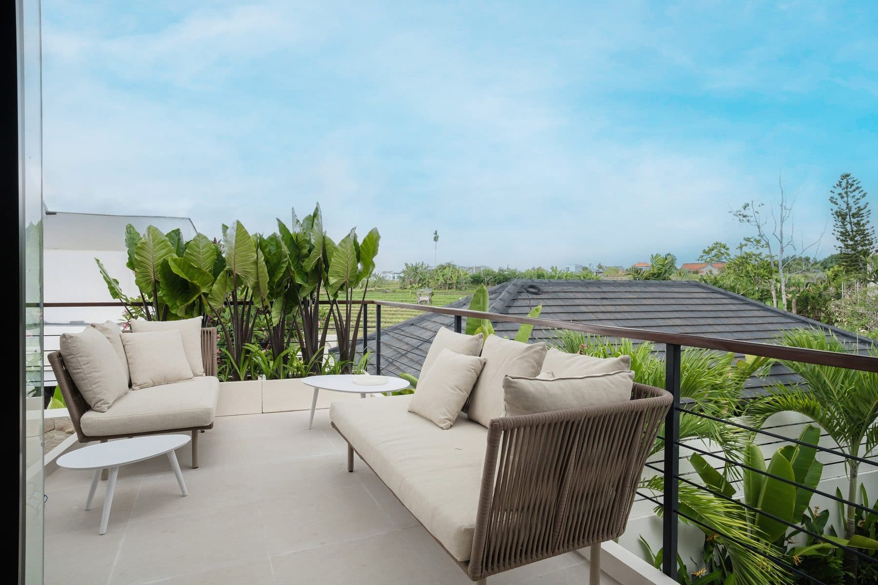Balkon met loungestoelen en uitzicht over het groen