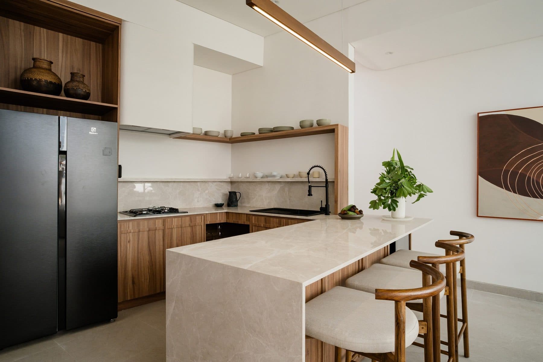 Keuken met marmeren werkblad en houten kasten