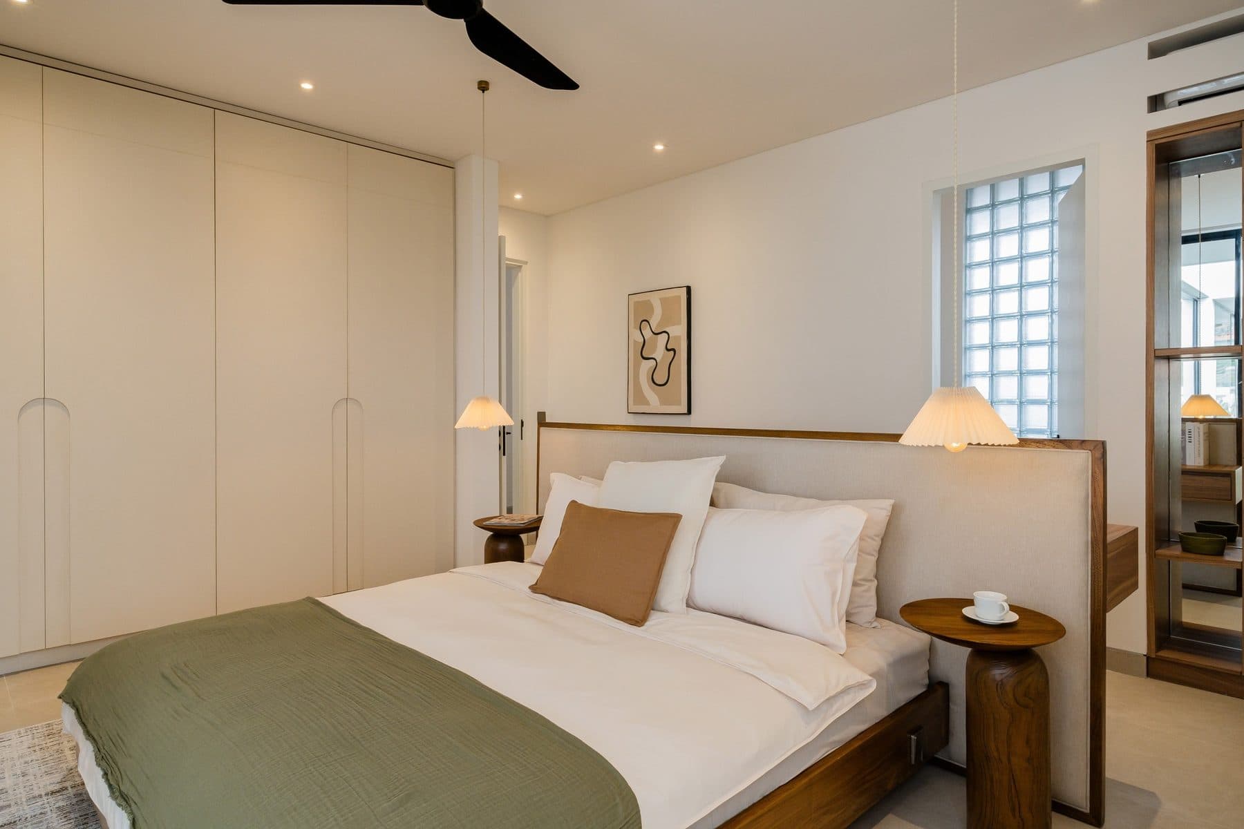 Slaapkamer met groen plaid en hanglampen