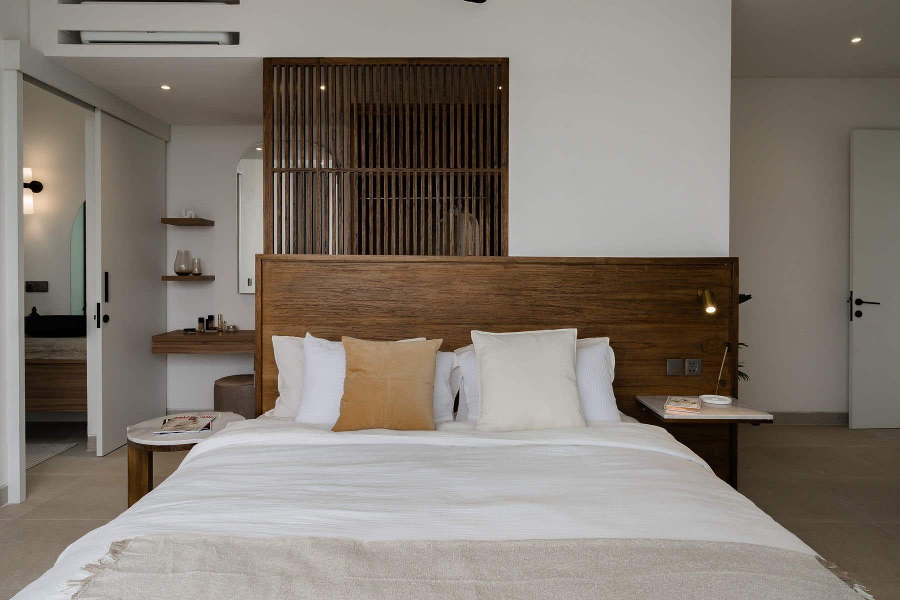 Slaapkamer met houten wand achter het bed