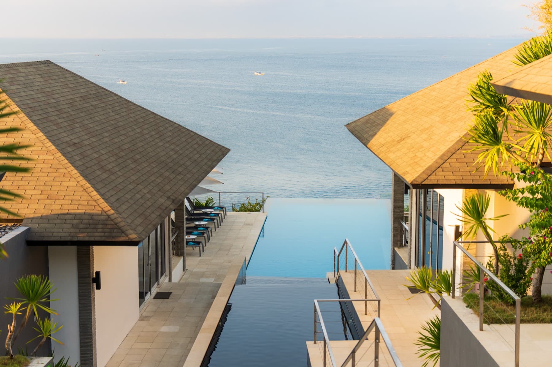 Infinity pool tussen twee villa’s met uitzicht op zee
