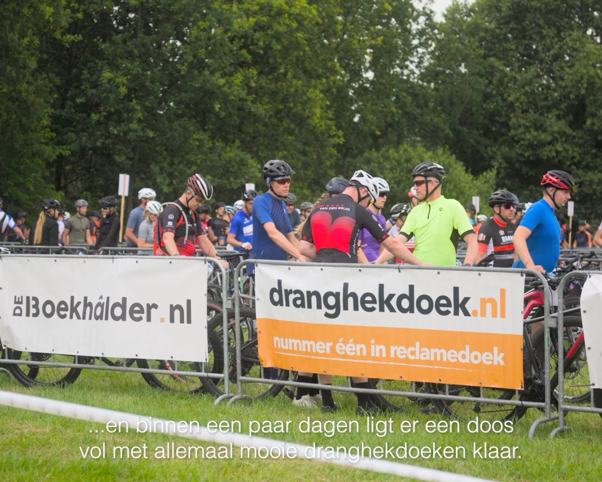 Mountainbikers achter dranghekken met dranghekdoeken