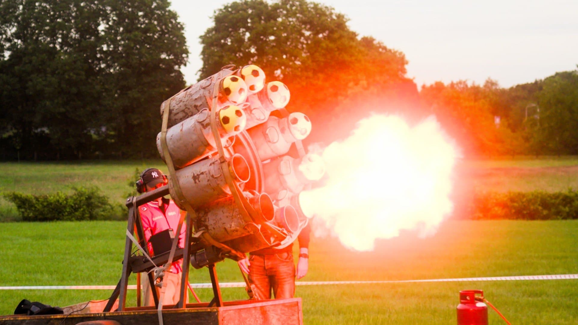 Kanon dat met een vuurbal voetballen de lucht in schiet