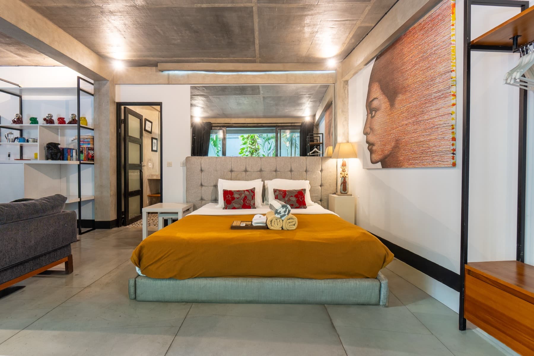 Slaapkamer met tweepersoonsbed en kunstwerk aan de muur