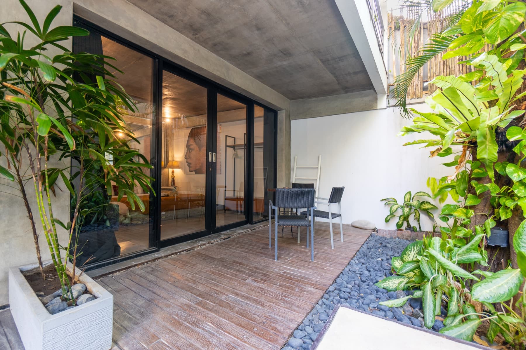 Terras met tuin voor de glazen pui van de suite