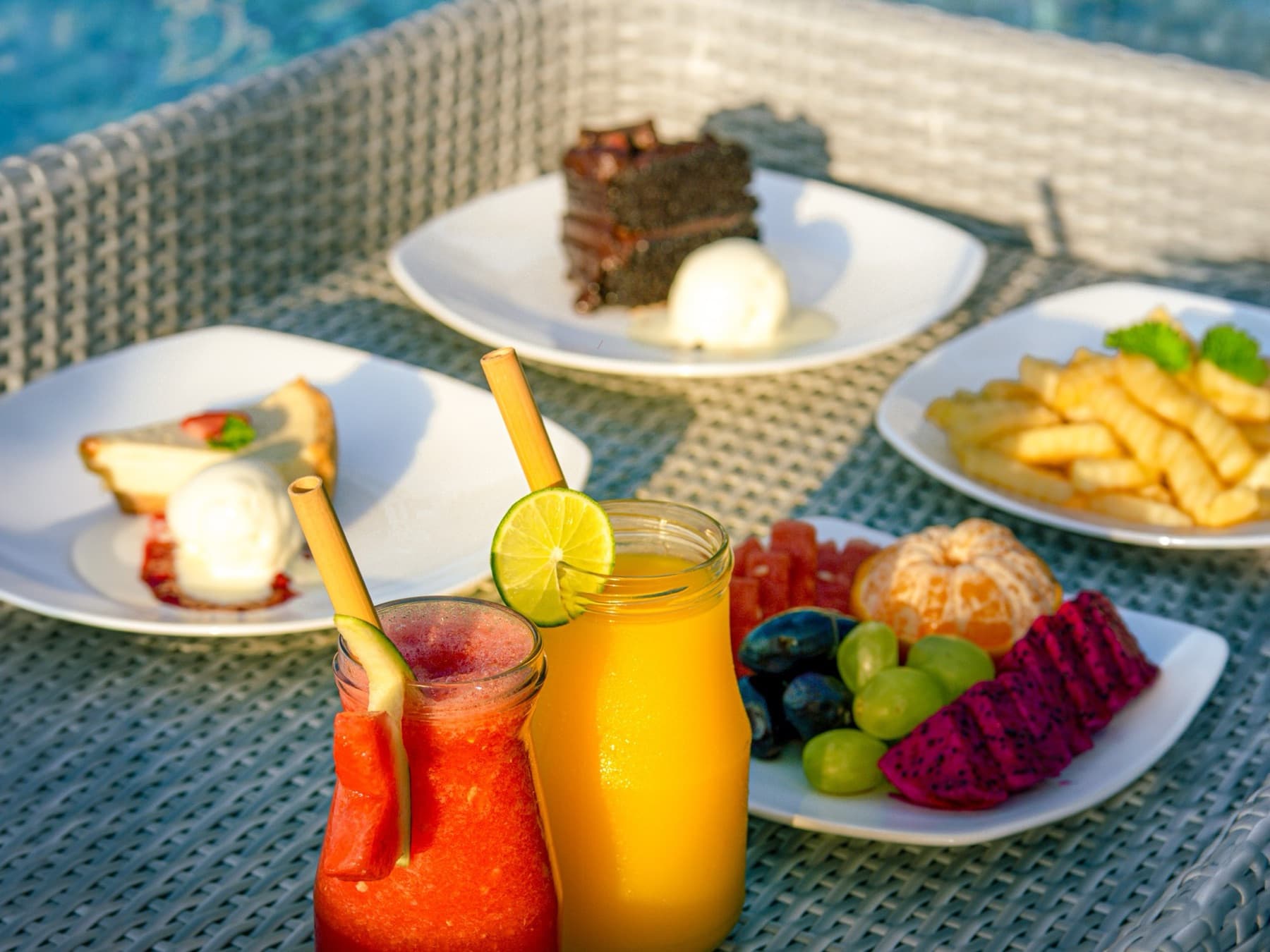 Verse sappen, fruit en desserts op het drijvende dienblad