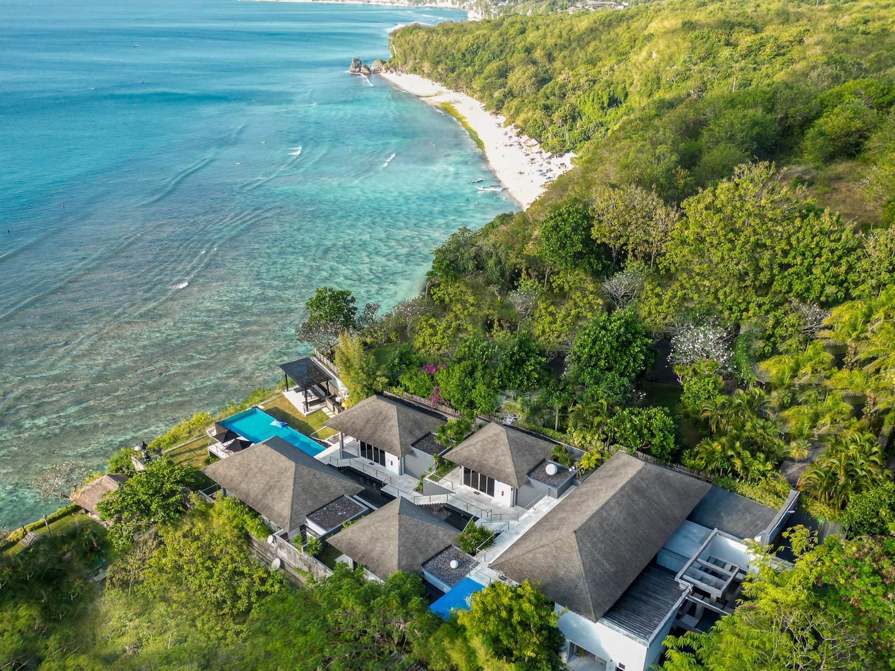 Dronebeeld van de villa op de klif boven het strand