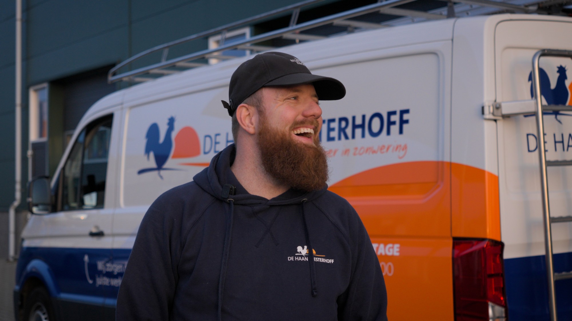 Dezelfde opname na color grading, met warme huidtinten en volle kleuren