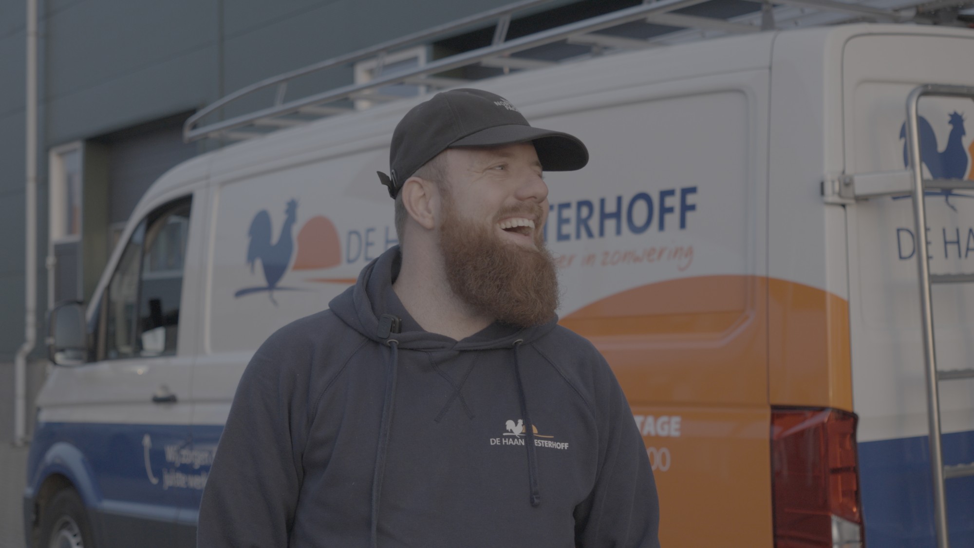 Medewerker van De Haan Westerhoff voor een bedrijfsbus, ongegrade LOG-opname